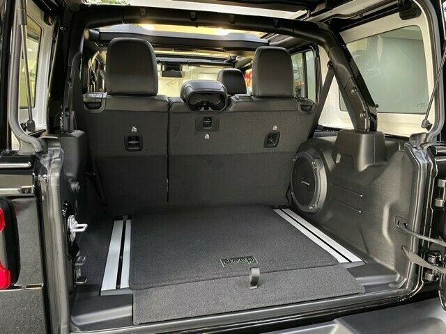 Fahrzeugabbildung Jeep 392 UNLIMITED RUBICON 6.4L-V8 SKY ONE TOP-CAM