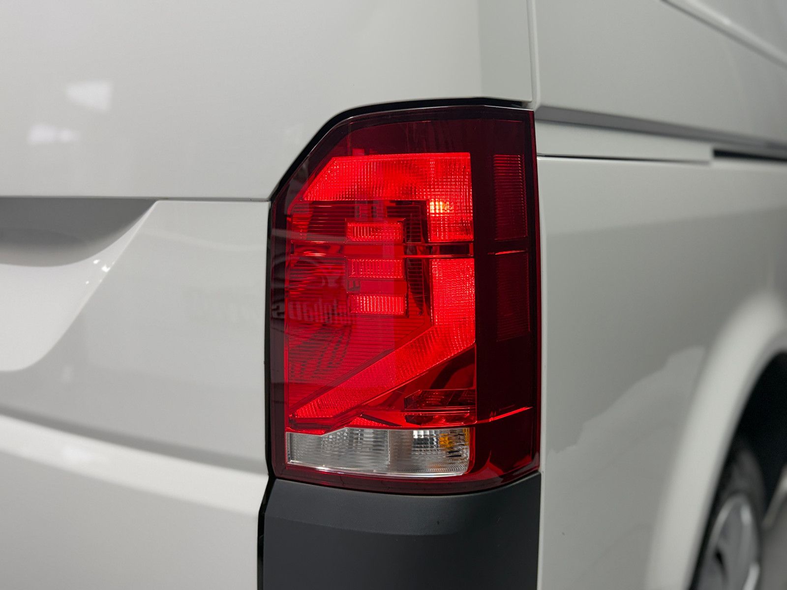 Fahrzeugabbildung Volkswagen T6.1 Transporter Kasten lang FWD|AC|PDC