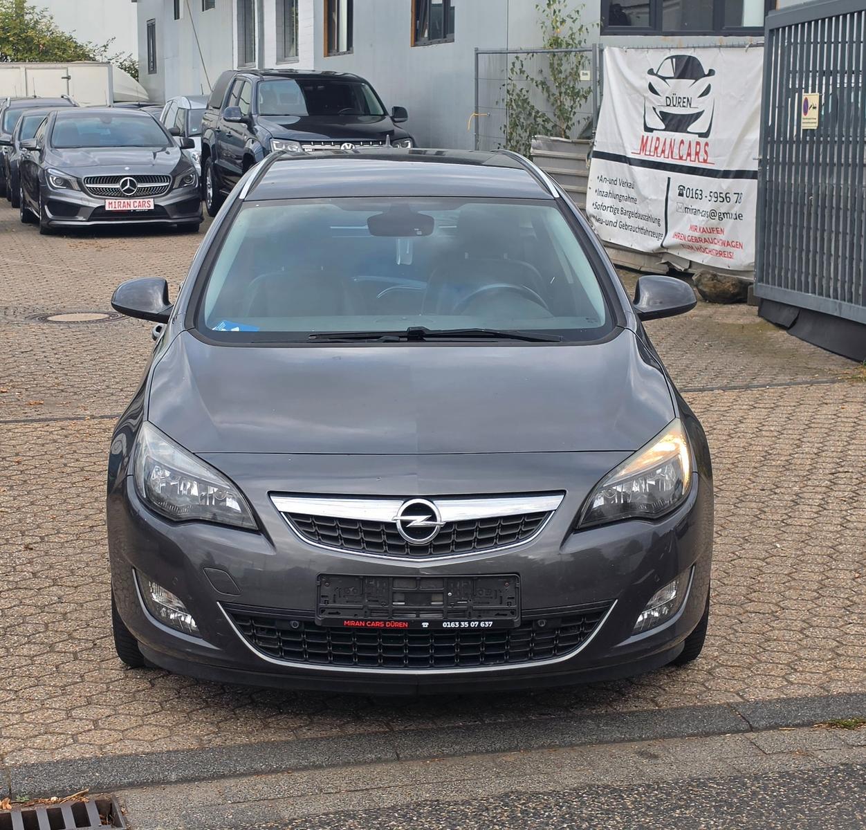 Opel Astra 2011 — rear view