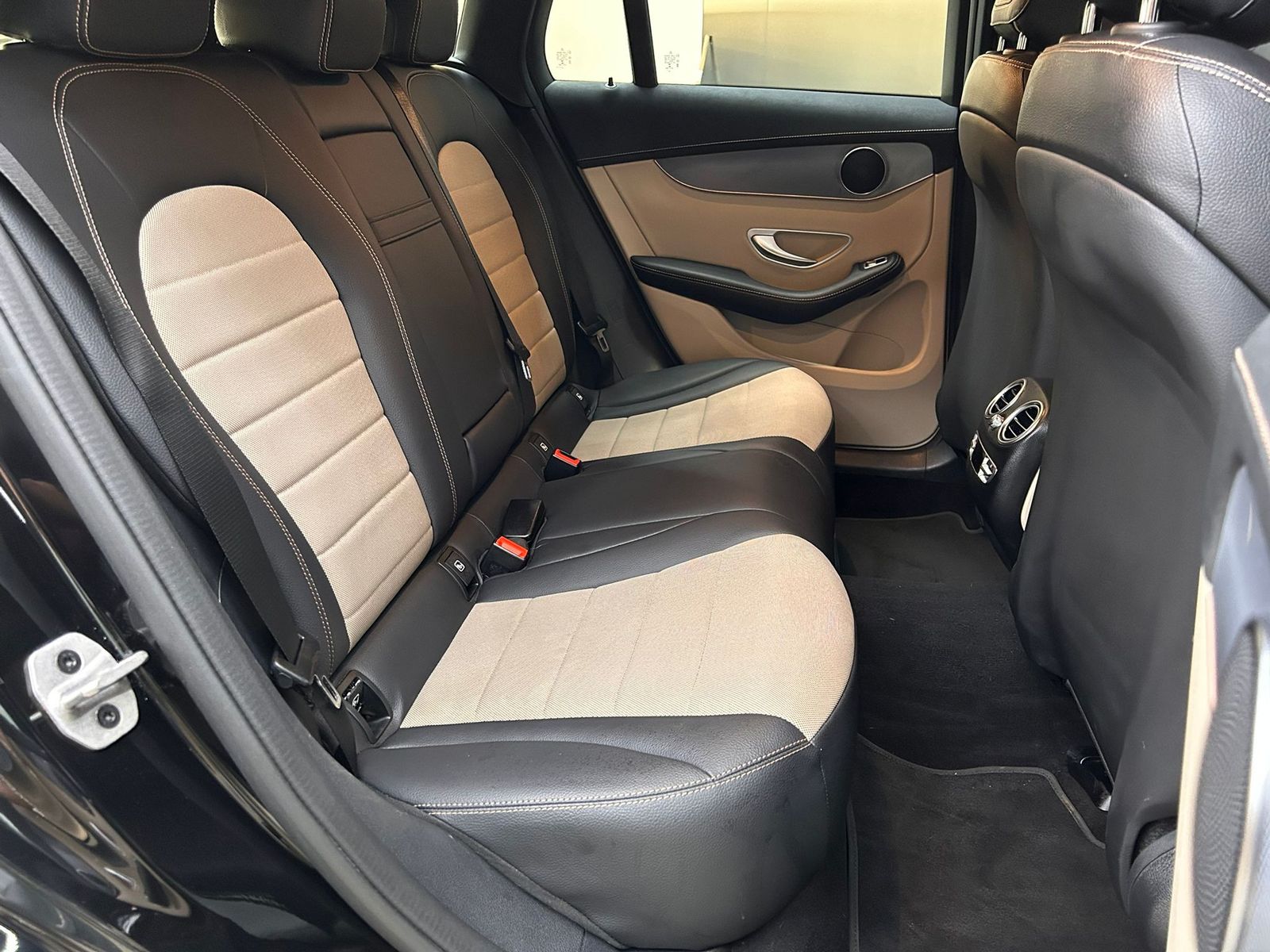Fahrzeugabbildung Mercedes-Benz EQC 400 4M WIDES+MULTIB+HEAD+ACC+SHZ+AHK+WP+360+