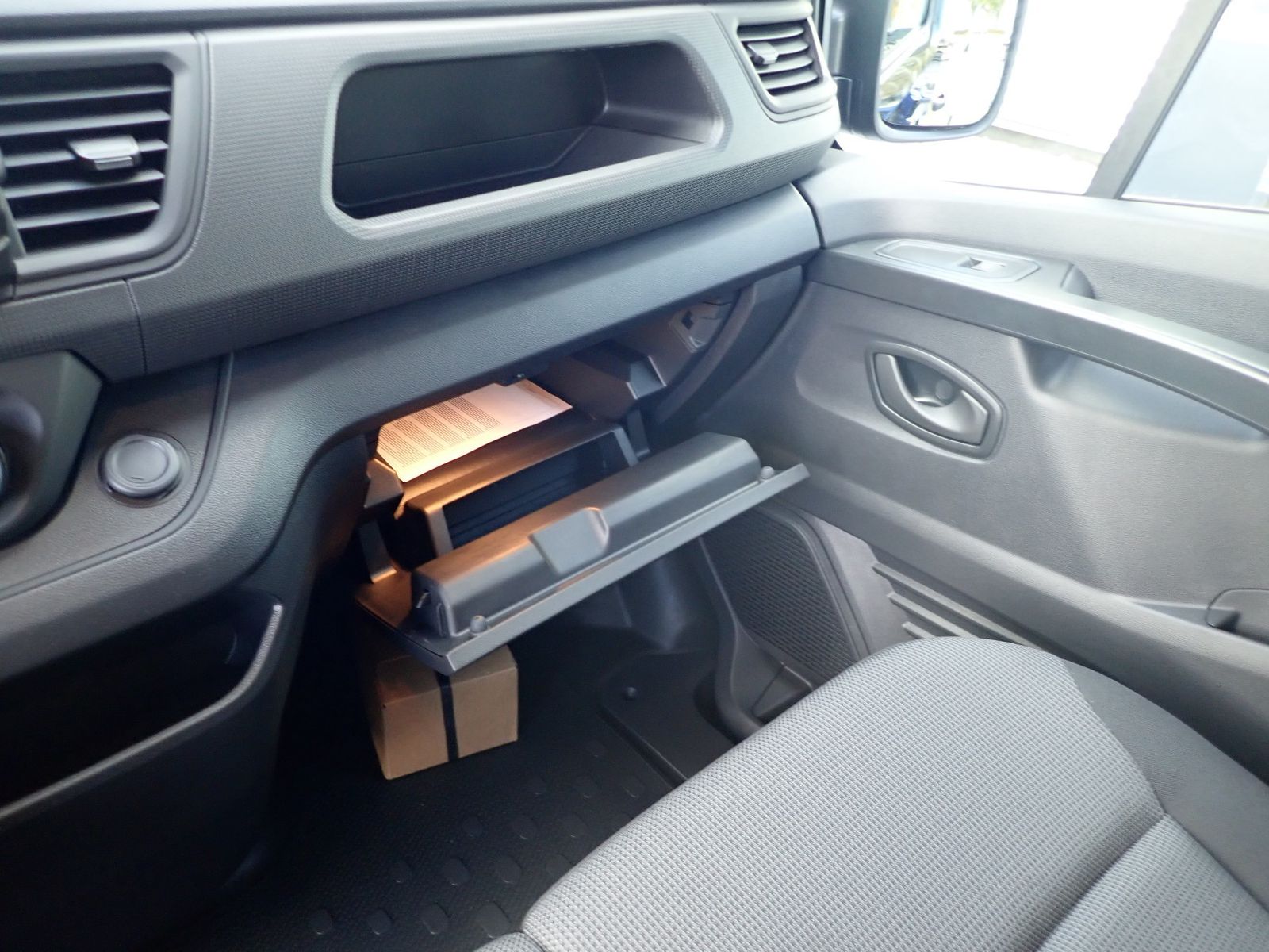 Fahrzeugabbildung Renault Trafic Pkw Grand Authentic Blue dCi 150 MY24