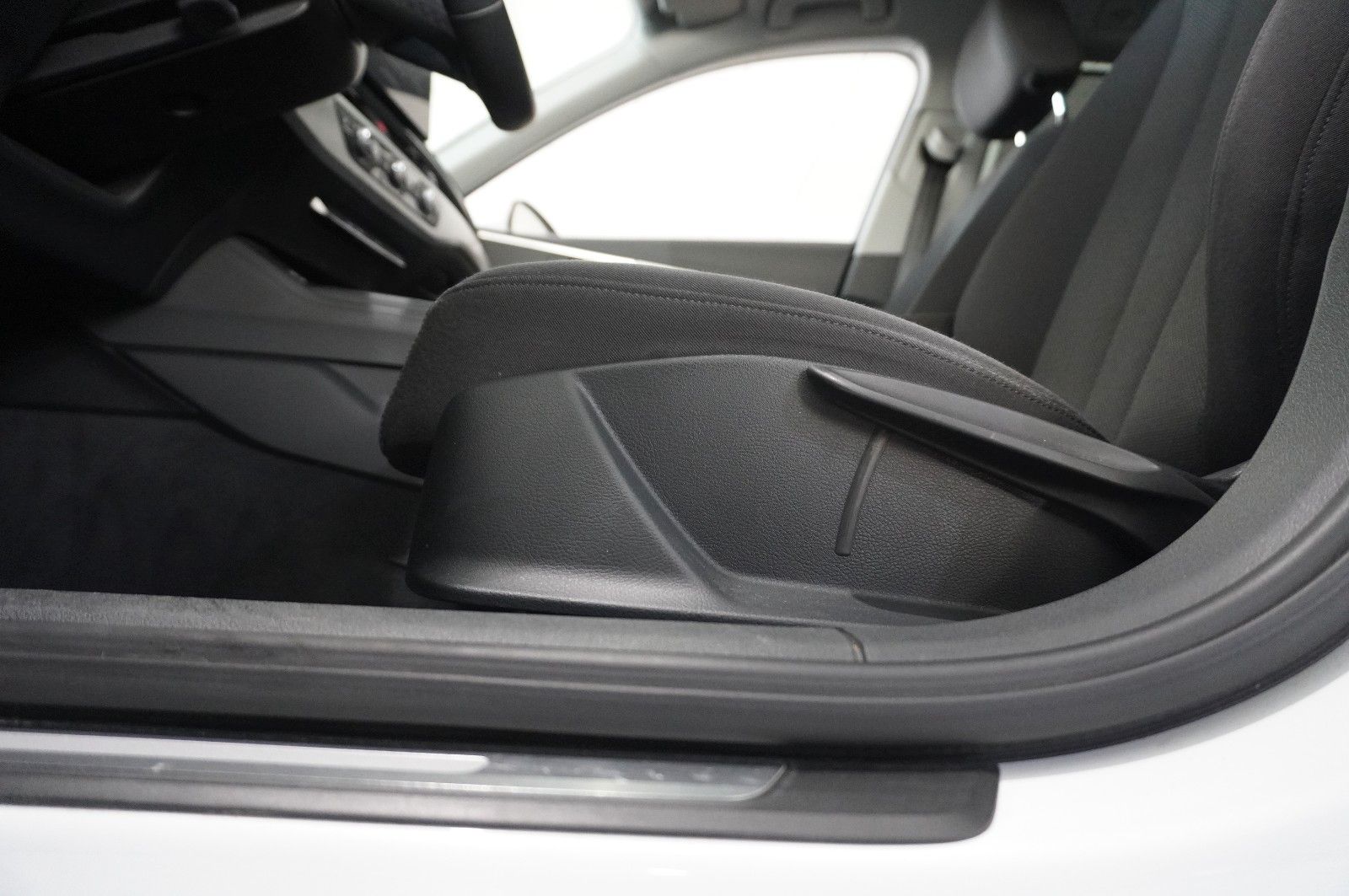 Fahrzeugabbildung Audi A4 Avant 35 TDI S-TRONIC NAVI/LED/KAMERA/SHZ/DAB