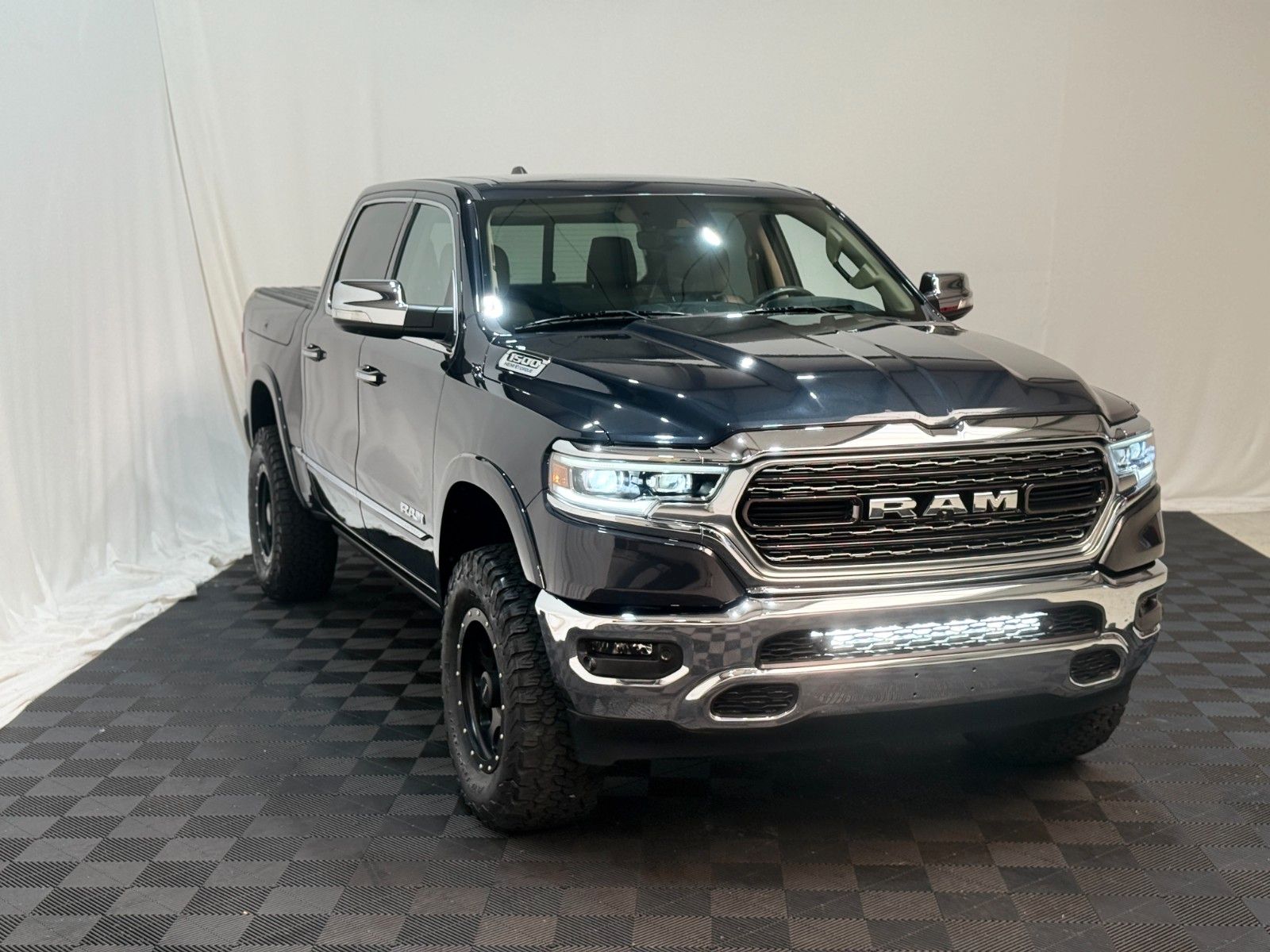 Fahrzeugabbildung Dodge Limited / CREW CAB / 4x4 / Harman Kardon / 360°