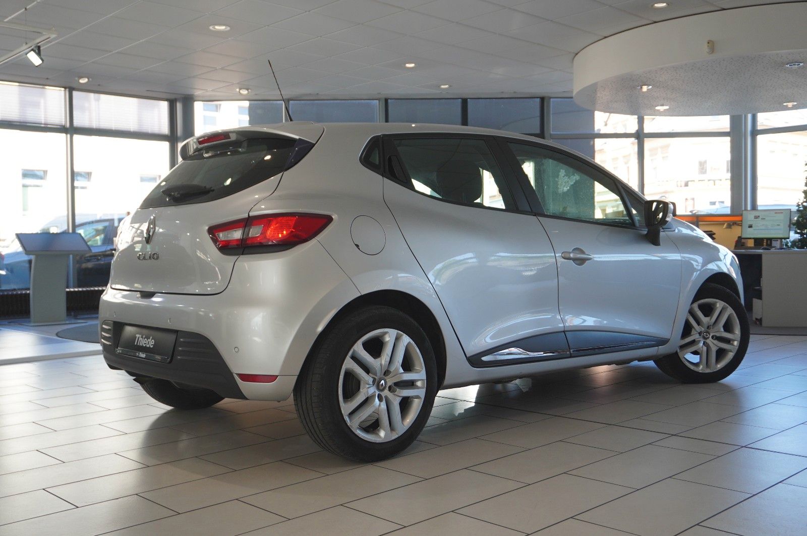 Fahrzeugabbildung Renault Clio IV 0.9 TCE LIM. ENERGY LED/SHZ/PDC/TEMP/DAB