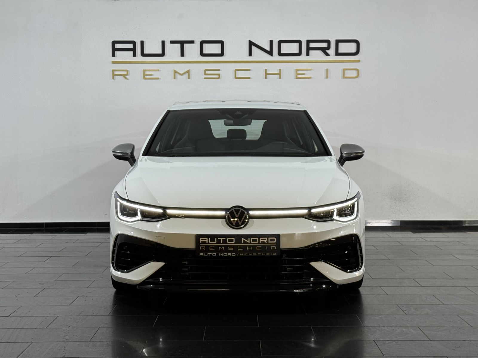 Volkswagen Golf VIII R 4M. Perf.Paket Akra Matrix Estoril foto 2