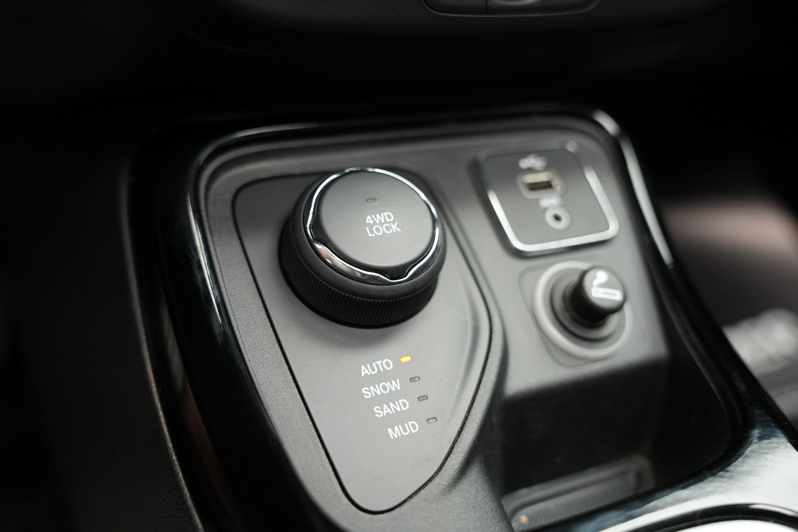Fahrzeugabbildung Jeep Compass Limited 4WD /PANO/SHZ/L-HEIZ/PDC