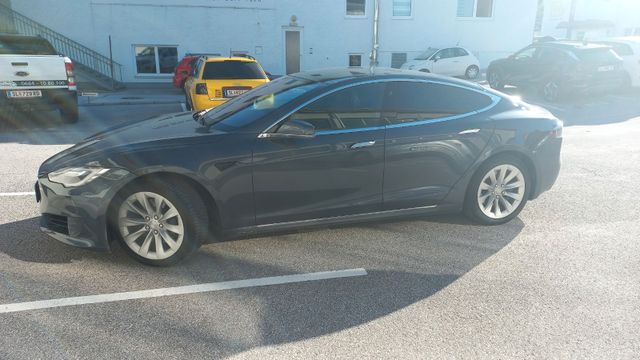 Tesla Model S 90D Allrad, LED