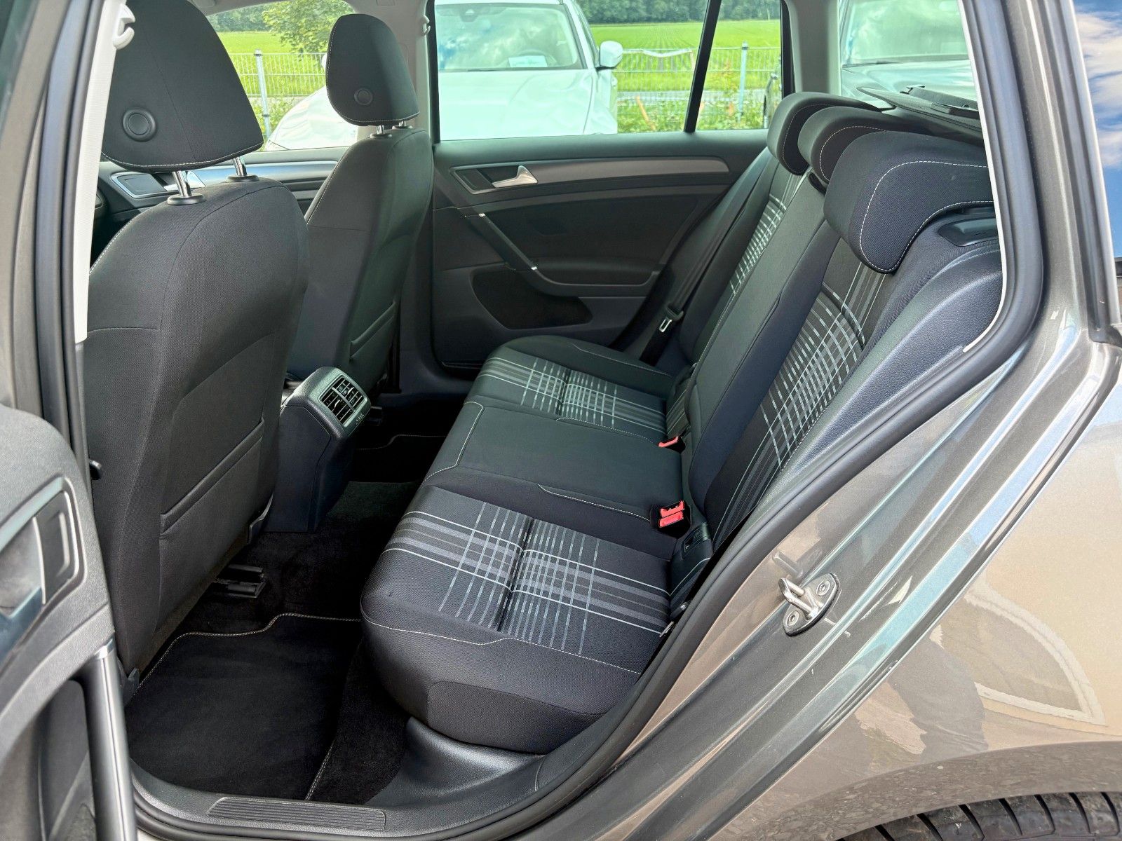 Fahrzeugabbildung Volkswagen Golf VII 1.2 TSI Variant Lounge 1.HAND SCHECKHEF