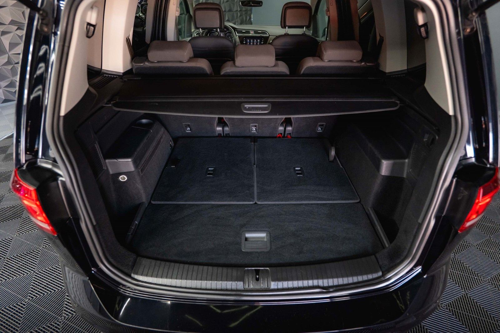Fahrzeugabbildung Volkswagen Touran 1.6 Comfortline IQ.Drive | 7 Sitze | ACC