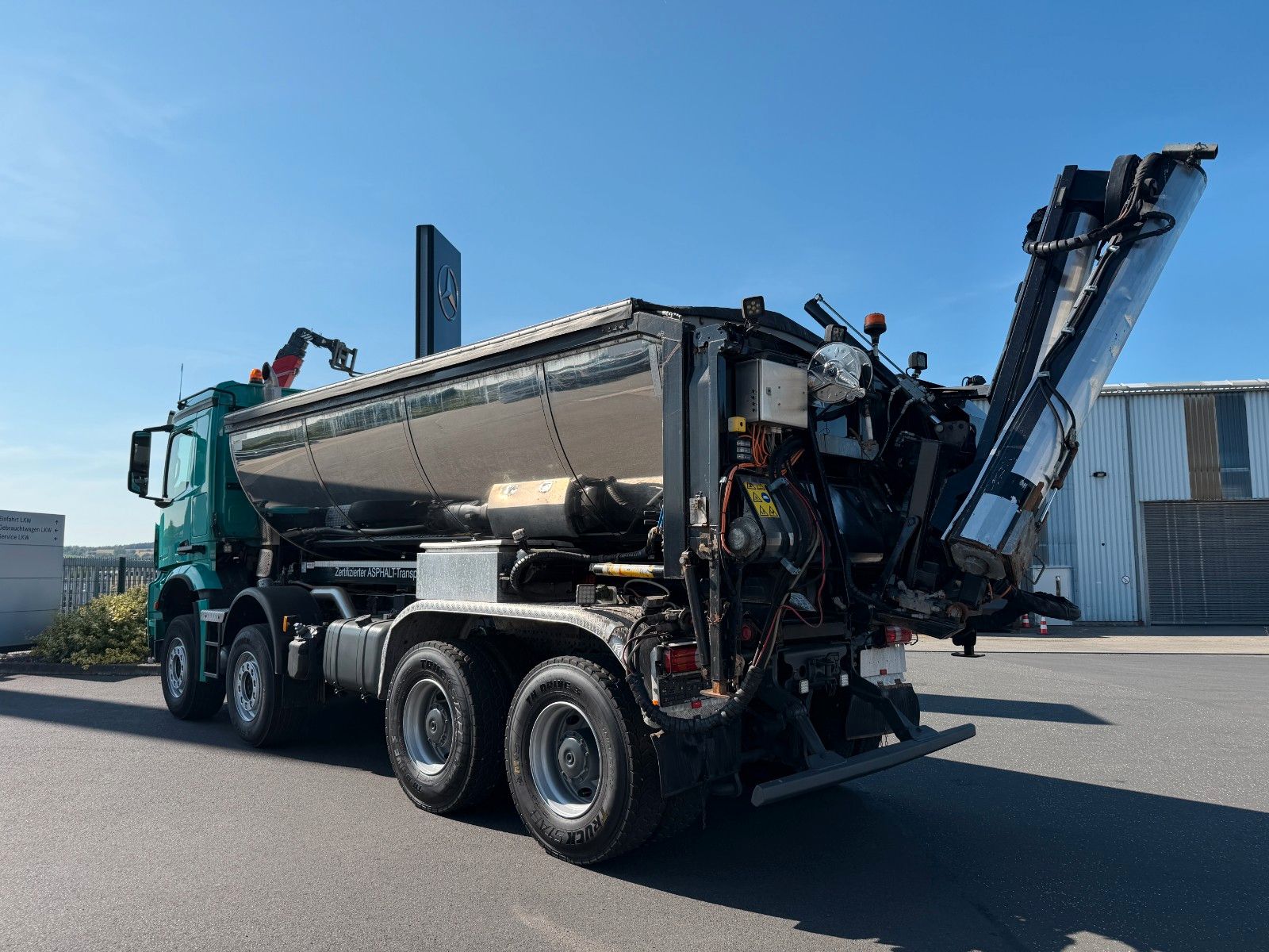 Fahrzeugabbildung Mercedes-Benz Arocs 3251K 8x4 AMTEC Thermokipper +Sprider M25E