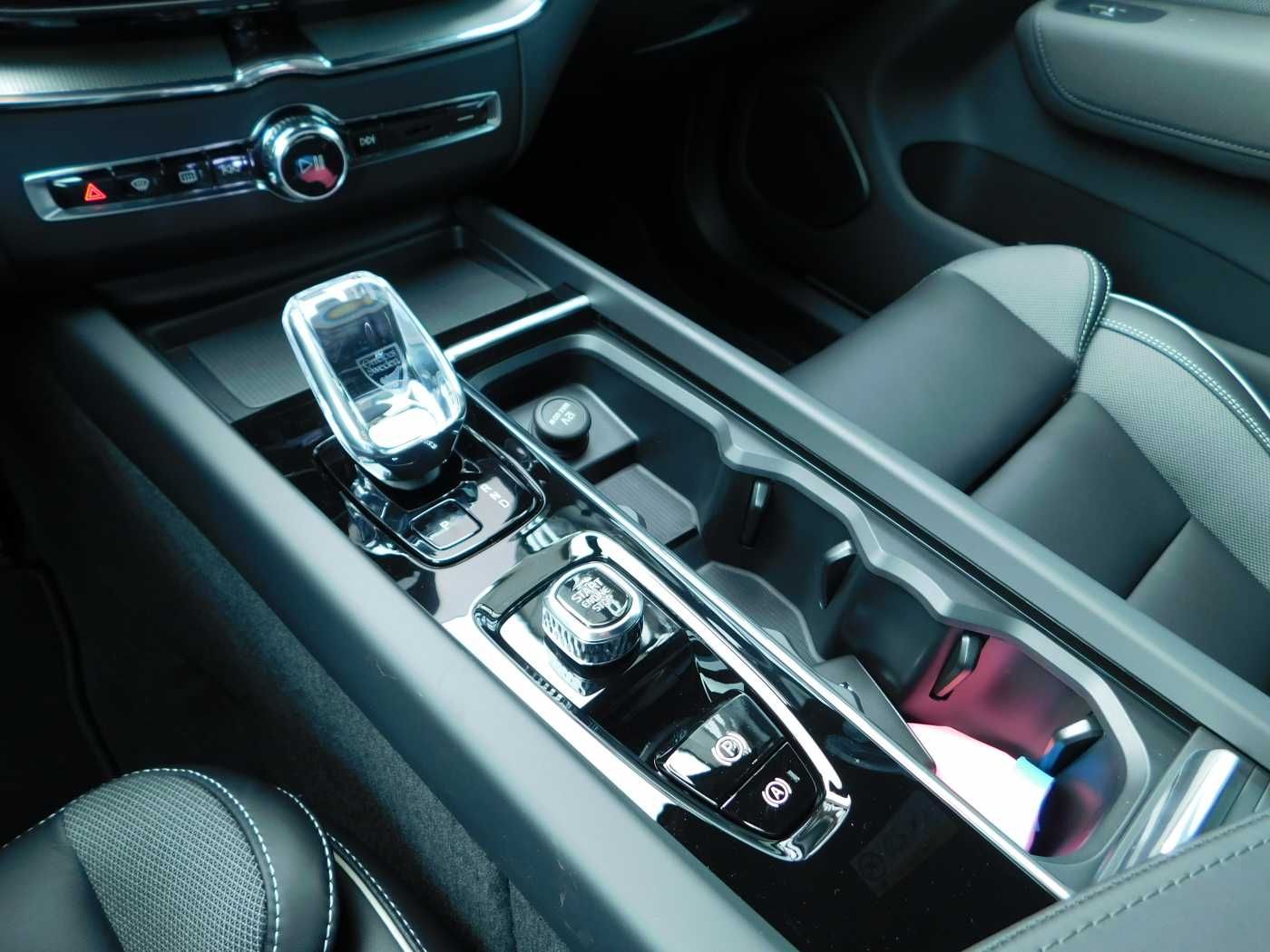 Fahrzeugabbildung Volvo XC60 T8 AWD Plus Black Edit. 'HEAD-UP-DISPLAY'