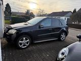 Mercedes-Benz ML 320 CDI 4MATIC - - schwarze Mercedes-Benz ML 320