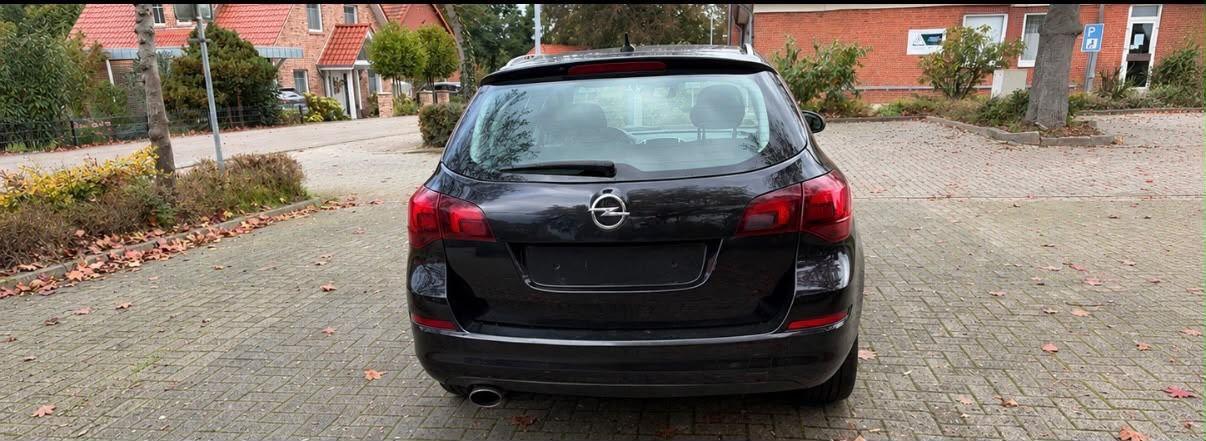 Opel Astra 2011 — rear view