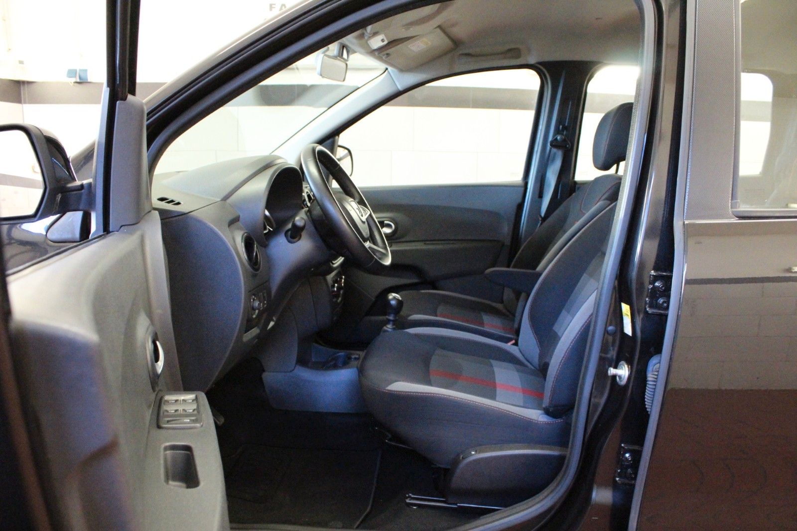 Fahrzeugabbildung Dacia Lodgy TCe 130 Stepway **Navi*7 Sitze*Techroad