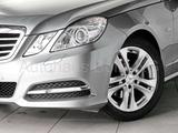 Mercedes-Benz E 200 CGI BE Avantgarde Klimaa. Navi PTS BiX ILS - Mercedes-Benz E 200 aus 2011