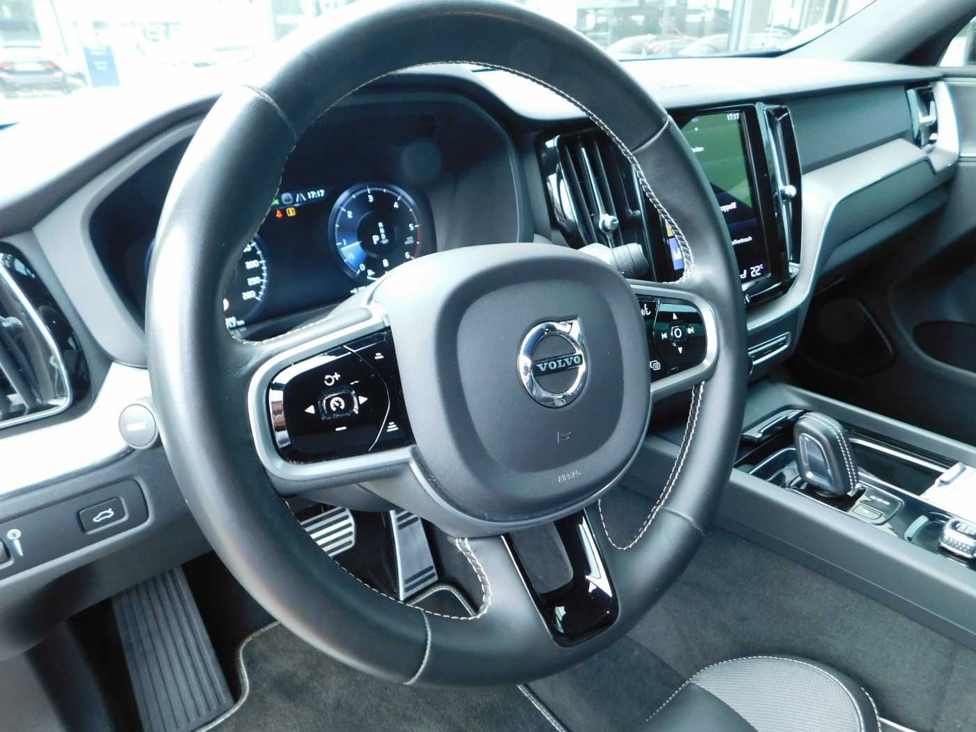 Fahrzeugabbildung Volvo XC60 B4 D AWD R-Design 'ACC,BLIS'