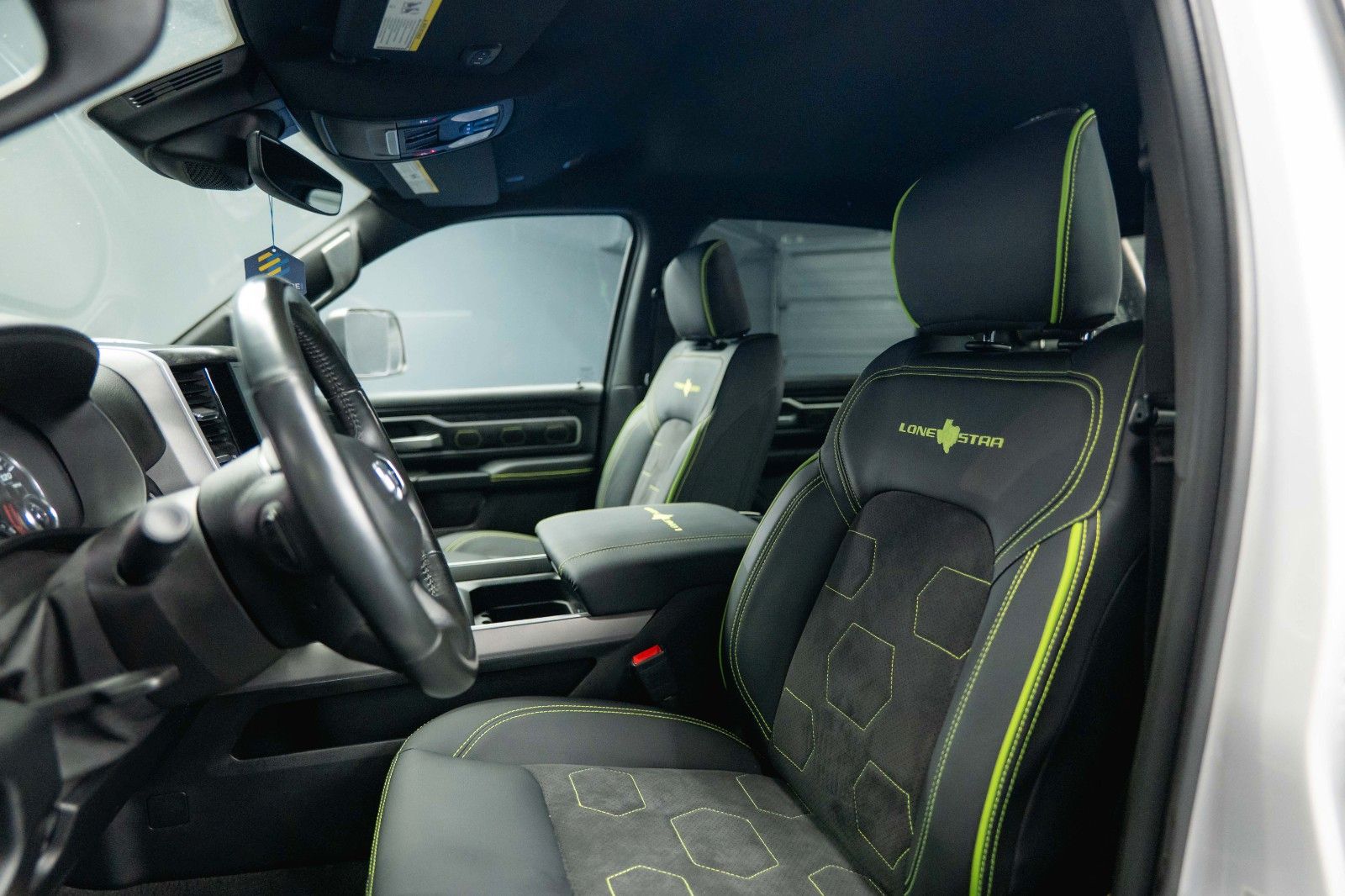 Fahrzeugabbildung Dodge RAM 5.7 V8 HEMI 4x4 OFFROAD Night-Paket LONGBED