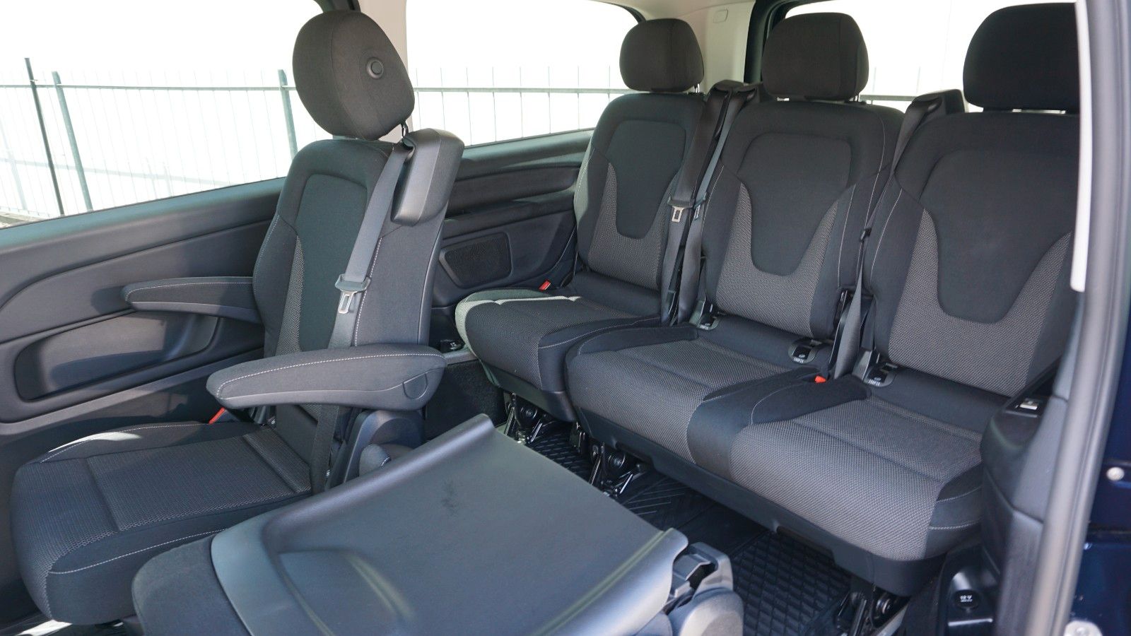 Fahrzeugabbildung Mercedes-Benz V 220d EDITION lang  7 Sitze,Navi,AHK,SR+WR