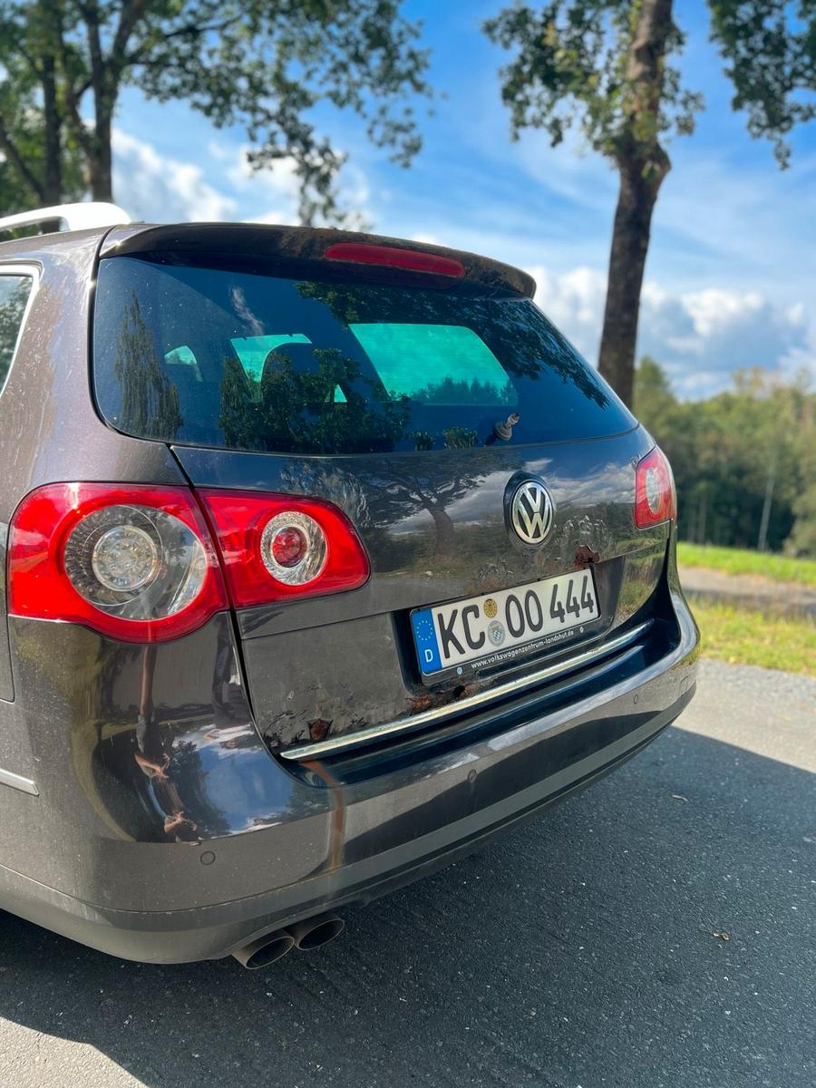 Volkswagen Passat 2010 — rear view