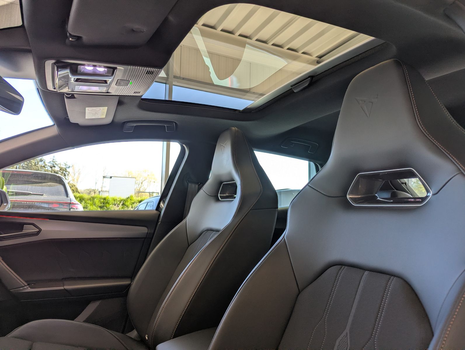 Fahrzeugabbildung CUPRA Leon VZ 2.0 TSI DSG Pano Matrix Beats Memory 19"