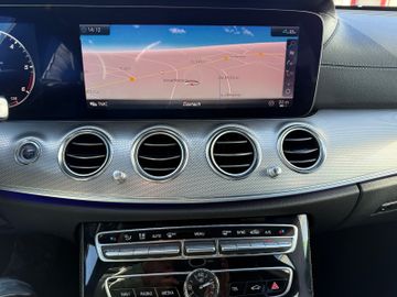 Mercedes-Benz E 220 T AMG+Night+Widescreen+Multib.+Kamera+LED