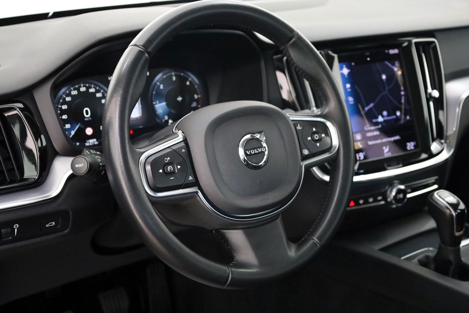 Fahrzeugabbildung Volvo V60 Momentum Core,Navi,LED,DAB,PDC,AHK