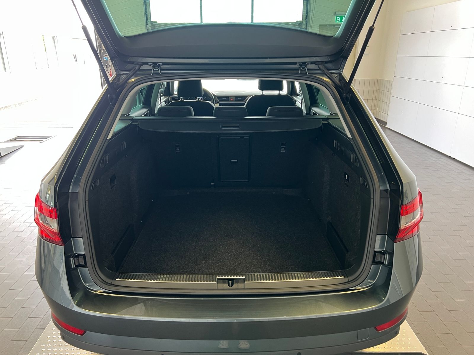 Fahrzeugabbildung SKODA Superb Combi Ambition 1.5 TSI *LED, Climatronic,