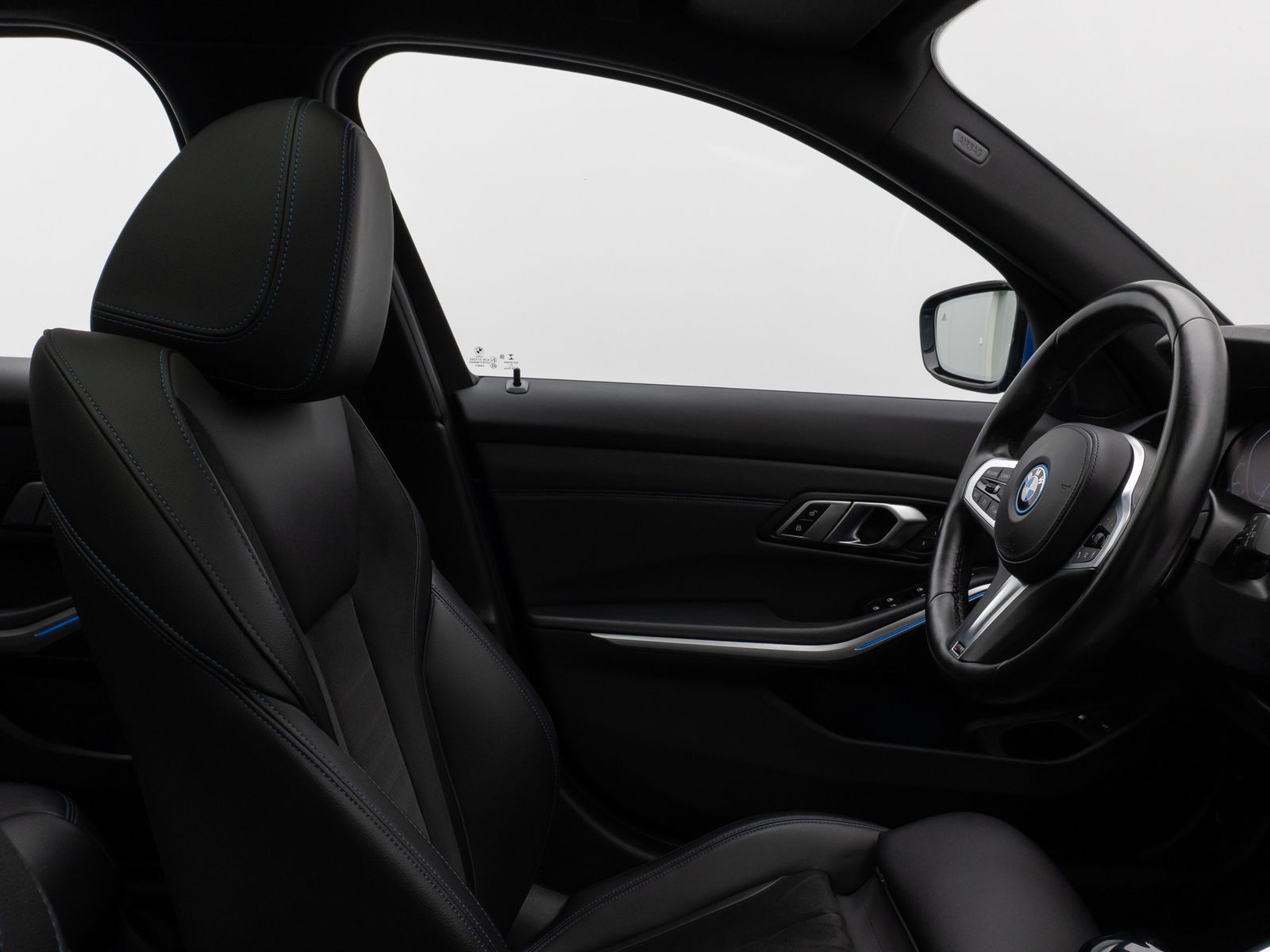 Fahrzeugabbildung BMW 330e  M Sport Panorama Laser Kamera HUD HiFi