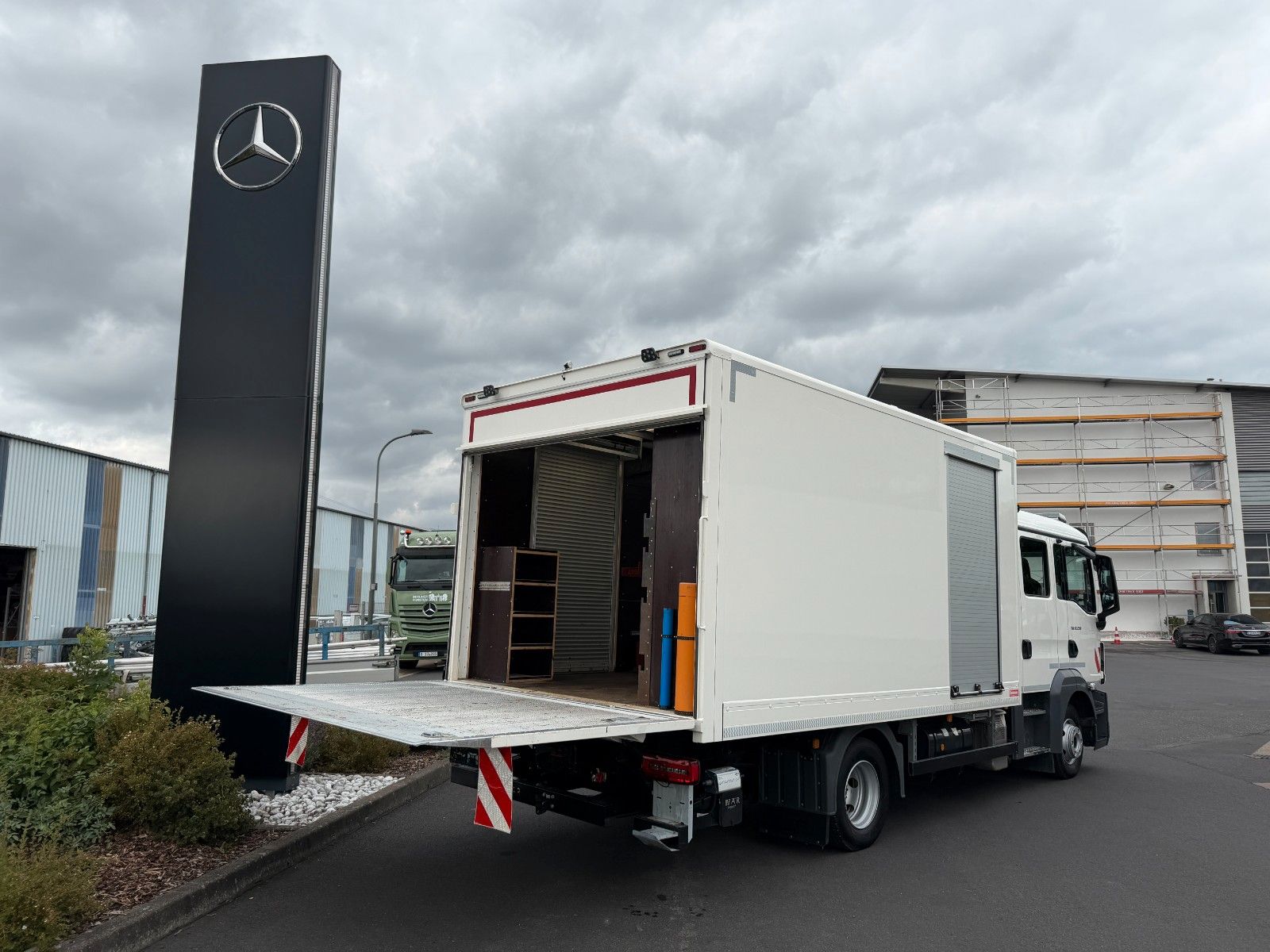 Fahrzeugabbildung MAN TGL 12.250 4x2 BB DoKa LBW 6 Sitze 2 AHK 2 Rollo