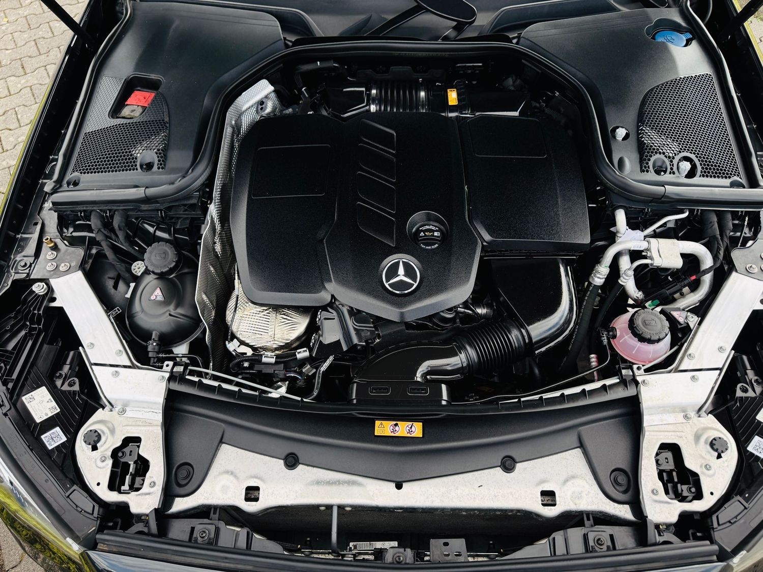 Fahrzeugabbildung Mercedes-Benz E 220 T d AVANTGARDE, Standheizung, MBUX Premium