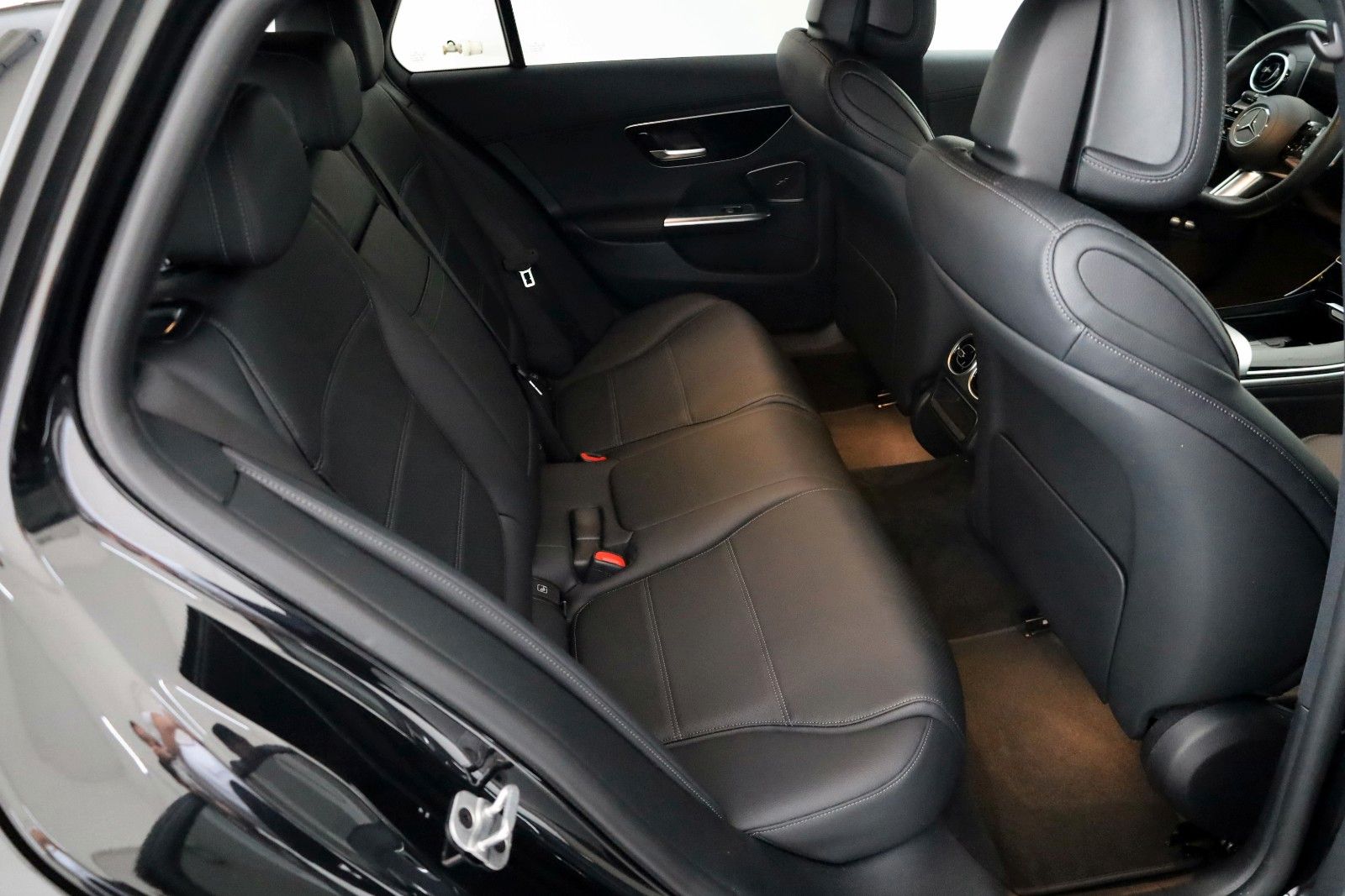 Fahrzeugabbildung Mercedes-Benz C 300e T AMG Line Leder,Navi,LED,HUD,SH,Park Pak