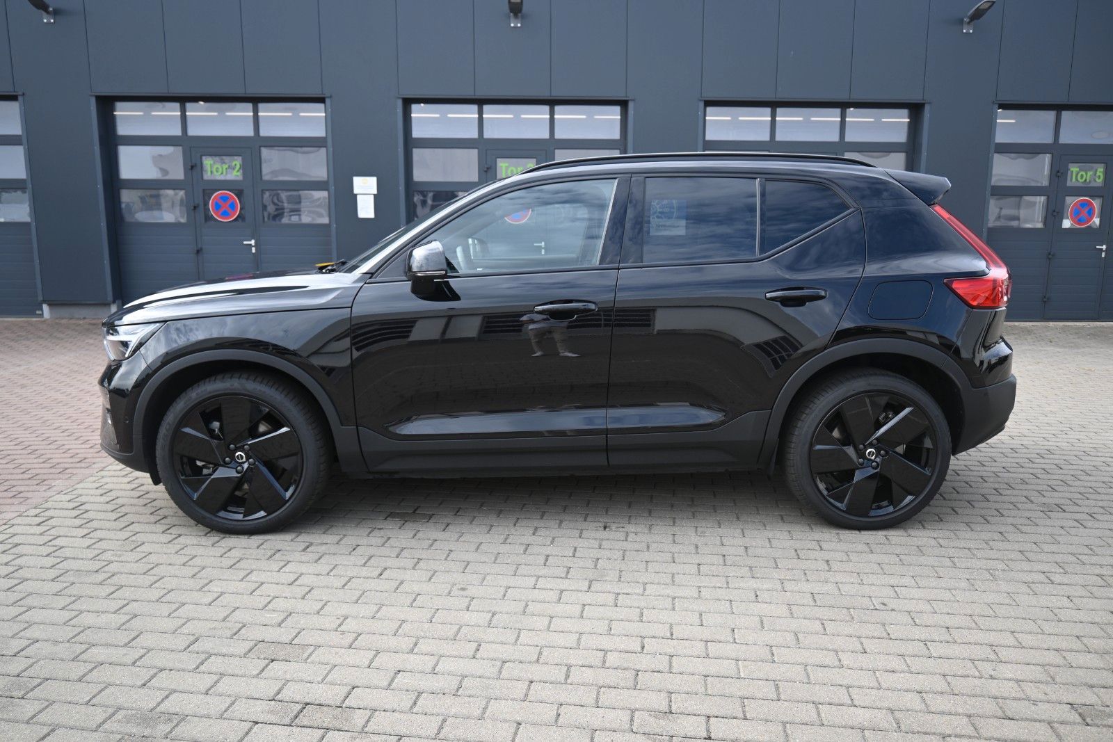 Fahrzeugabbildung Volvo EX40 Ultra Black Edt Single Motor Extended Range