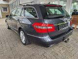 Mercedes-Benz E 200 T-Modell CGI BlueEfficiency NAVI/PDC/PANO - Mercedes-Benz E 200 aus 2011