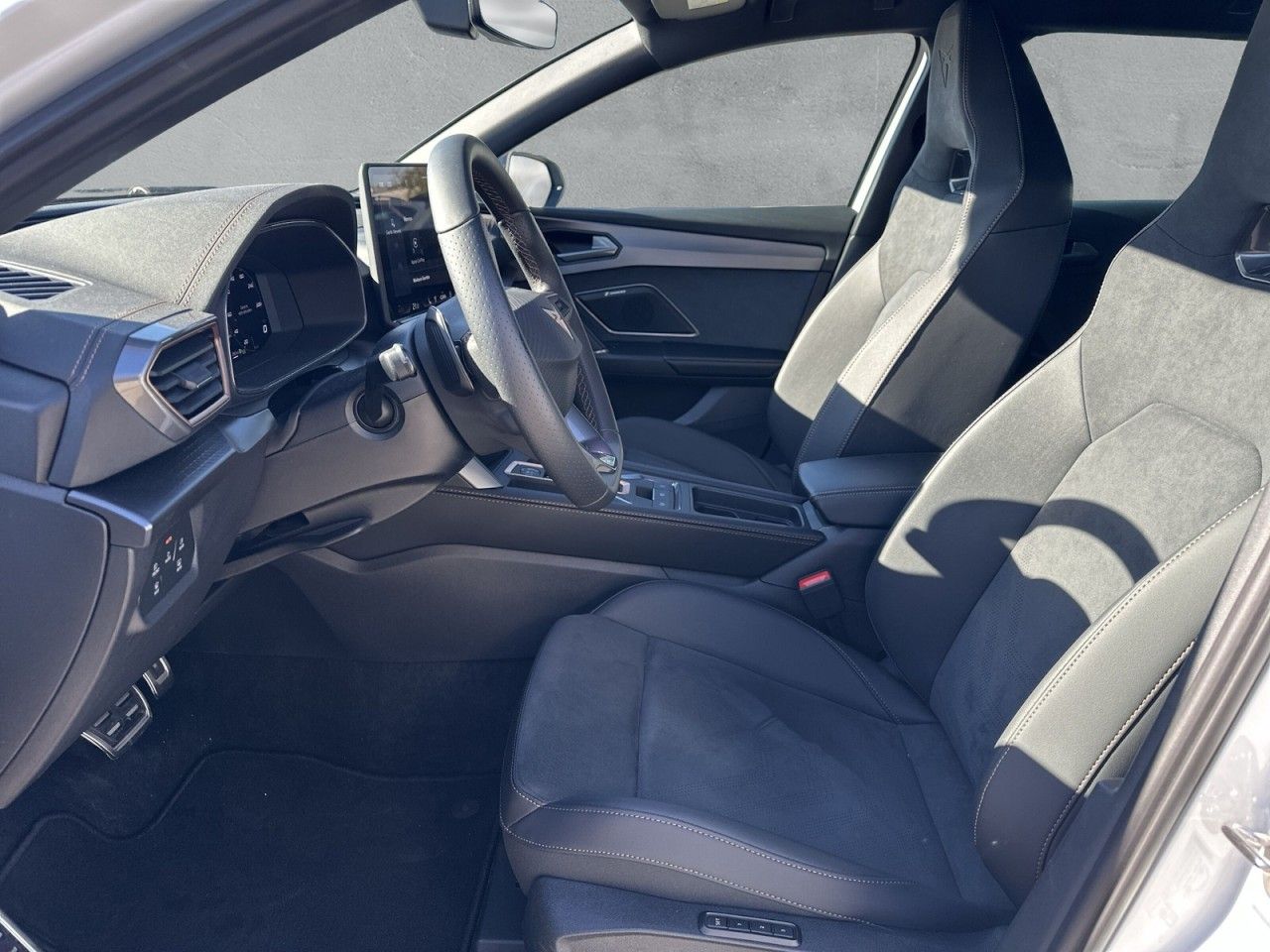 Fahrzeugabbildung CUPRA Leon Sportstourer VZ 2.0 TSI 333 PS DSG 4Drive - mit KI generiert/bearbeitet