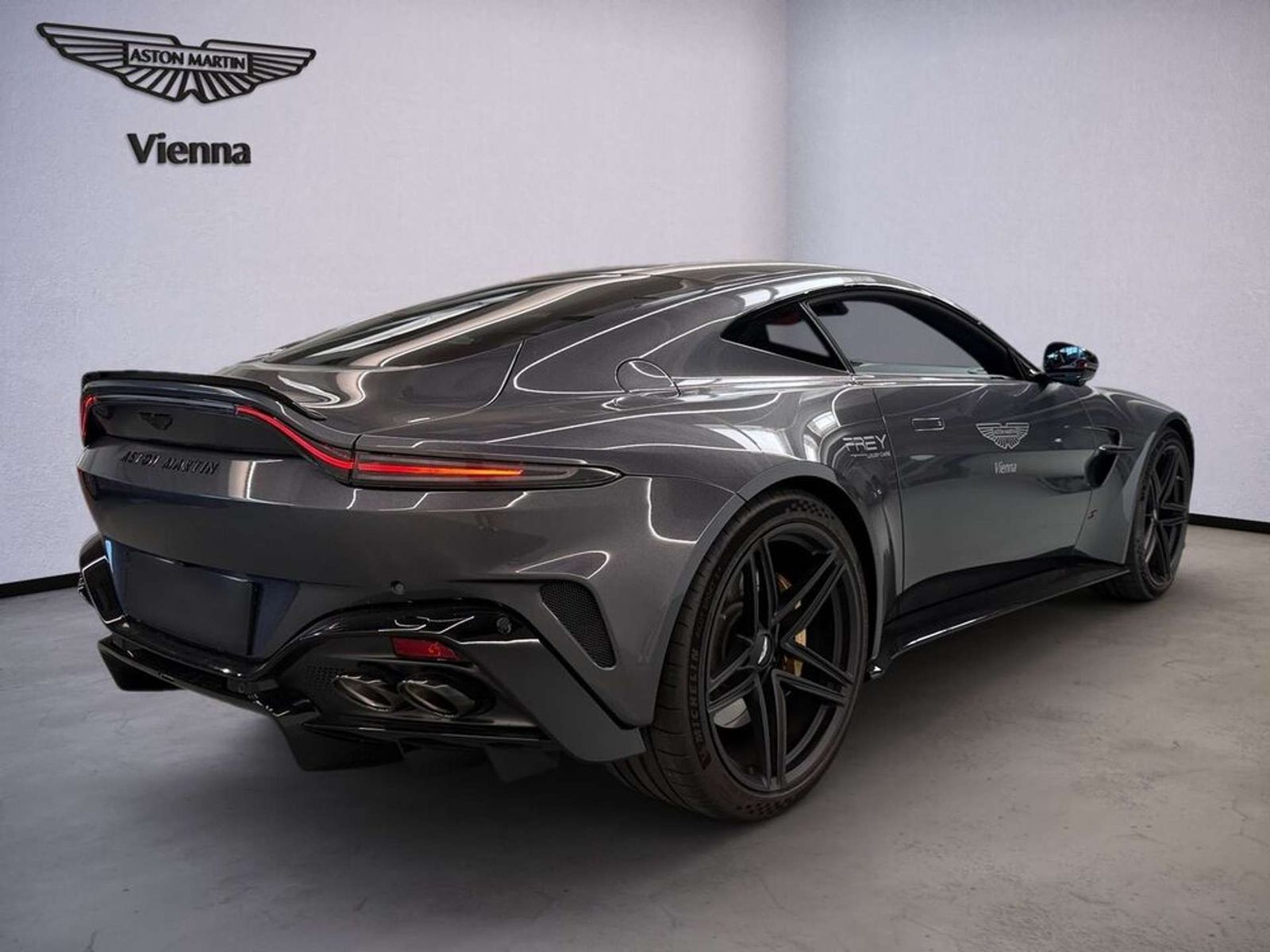 Aston Martin V8 Vantage S Coupé | Xenon Grey | Int. CF | B imagem 3