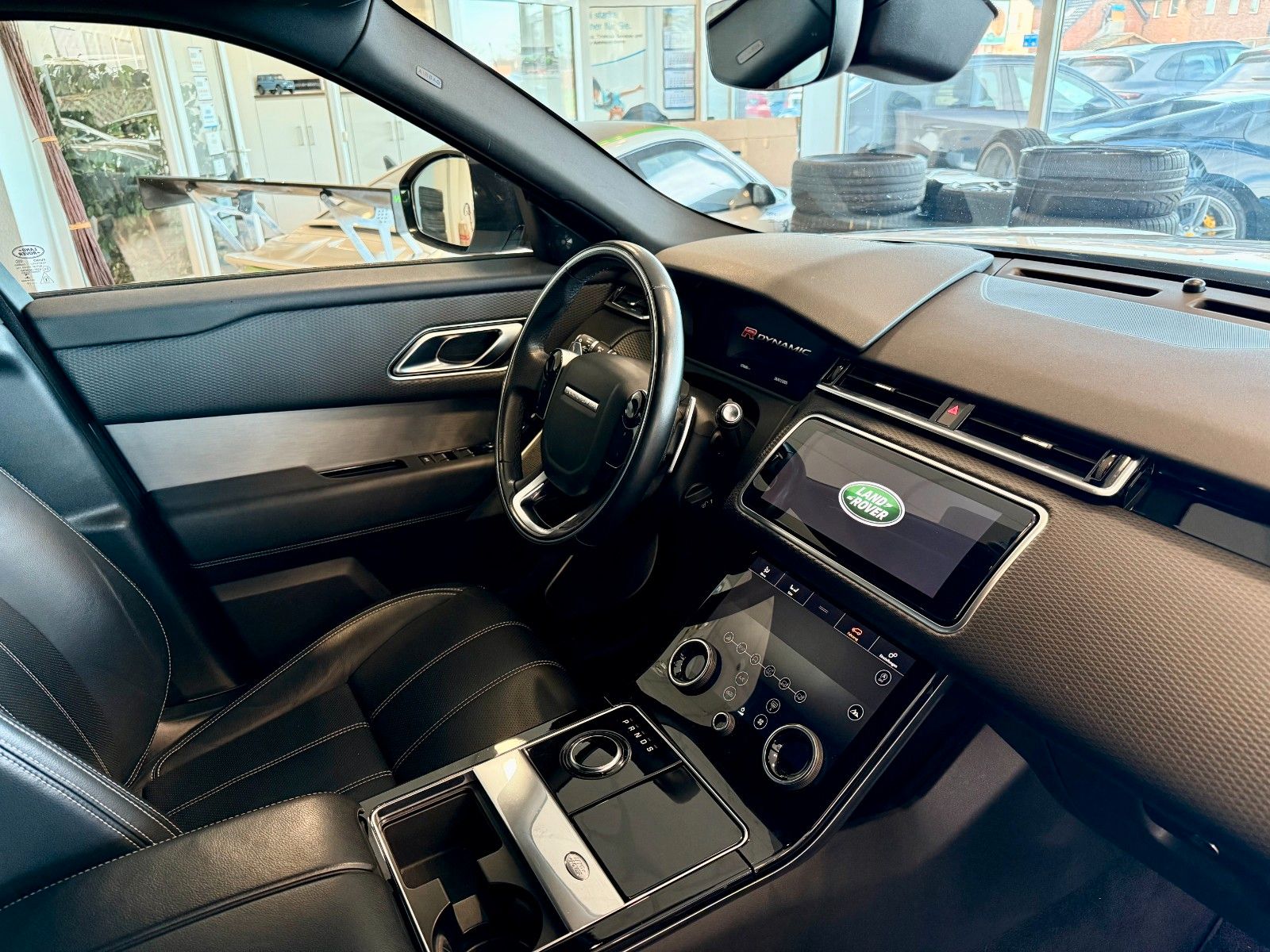 Fahrzeugabbildung Land Rover Range Rover Velar P250 R-Dynamic SE DesignPaket