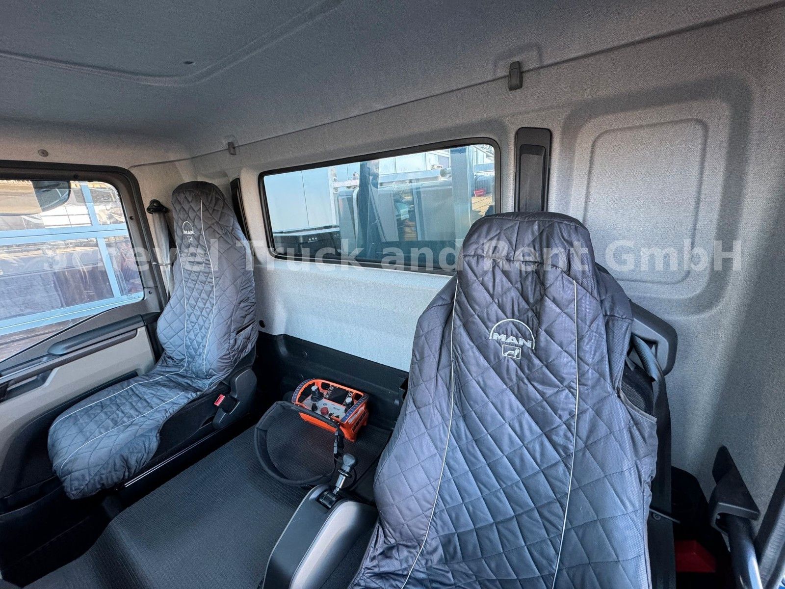 Fahrzeugabbildung MAN TGM 26.320 BL 6x2 BÖCKER AK 46/6000 + JIB Kran