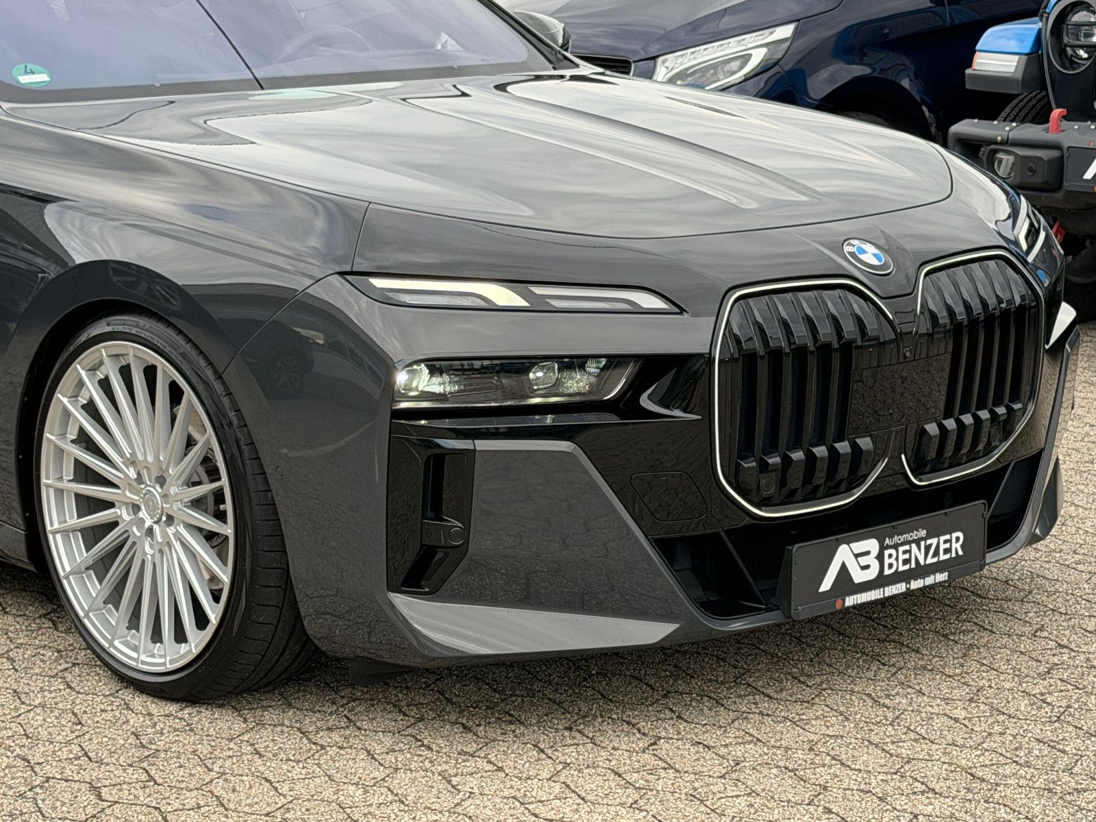 Fahrzeugabbildung BMW 740 d xDrive M Sport/CINEMA-TV/SKY LOUNGE/ICONIC