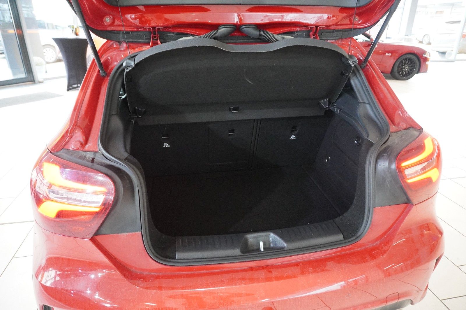 Fahrzeugabbildung Mercedes-Benz A 200 LIM. AMG LINE NAVI/LED/KAMERA/SPORT/SH/AHK