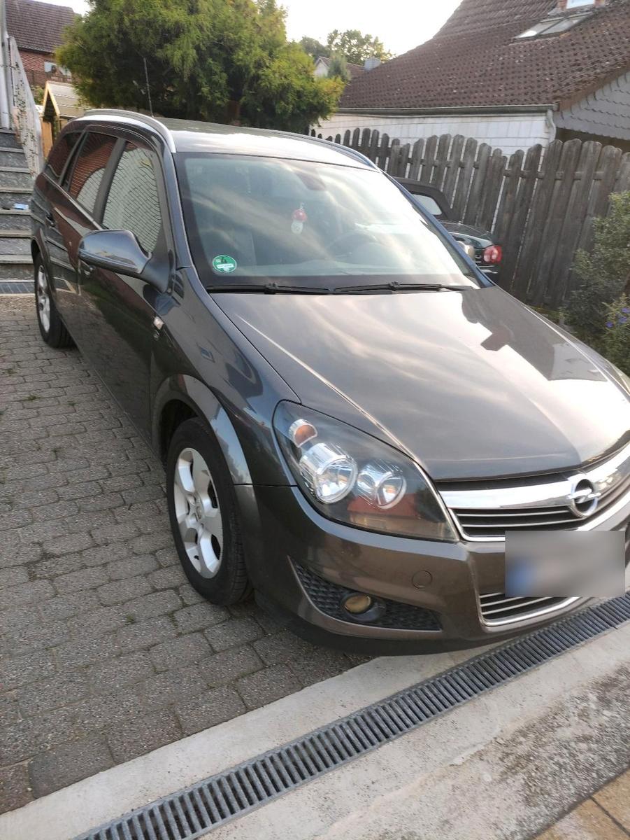 Opel Astra 2010 — rear view