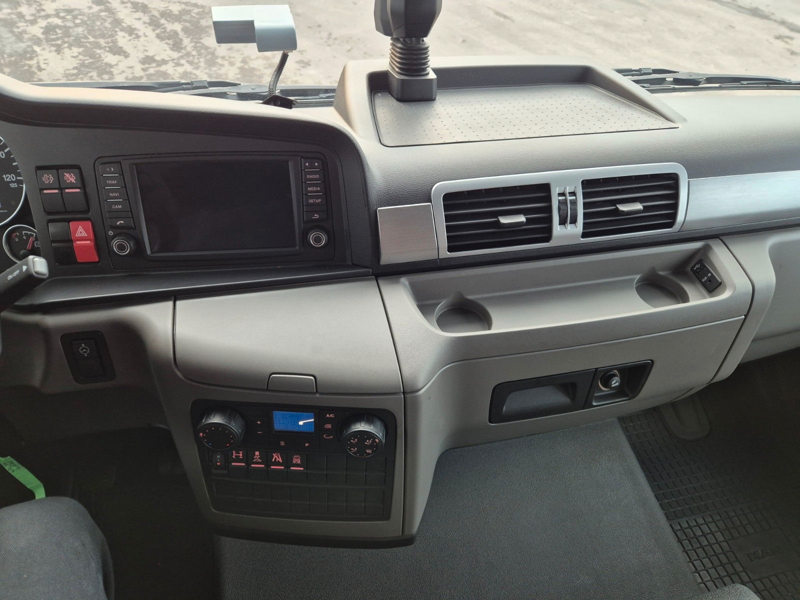 Fahrzeugabbildung MAN TGL 8.220 4x2 BL Doka 7 Sitze AHK Klima Standh.