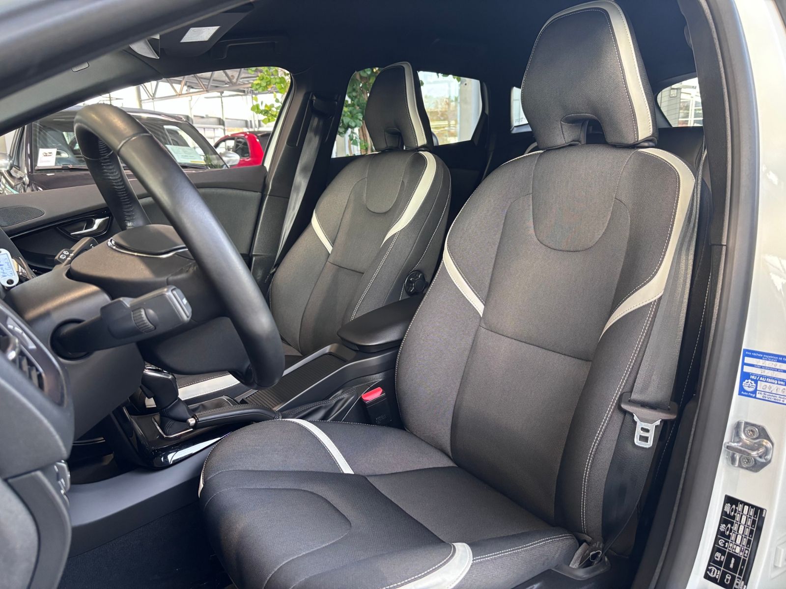 Fahrzeugabbildung Volvo V40 Linje Svart LED NAV SHZ PDC RFK ALU