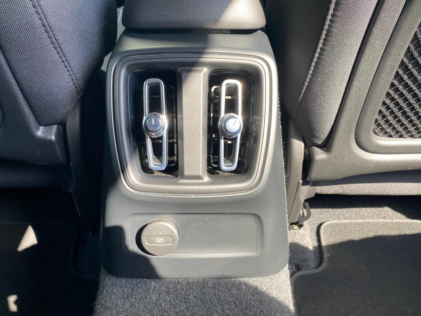 Fahrzeugabbildung Volvo XC40 Inscript Plug-In Hybr LED+NAVI+KAM+DAB+ACC+