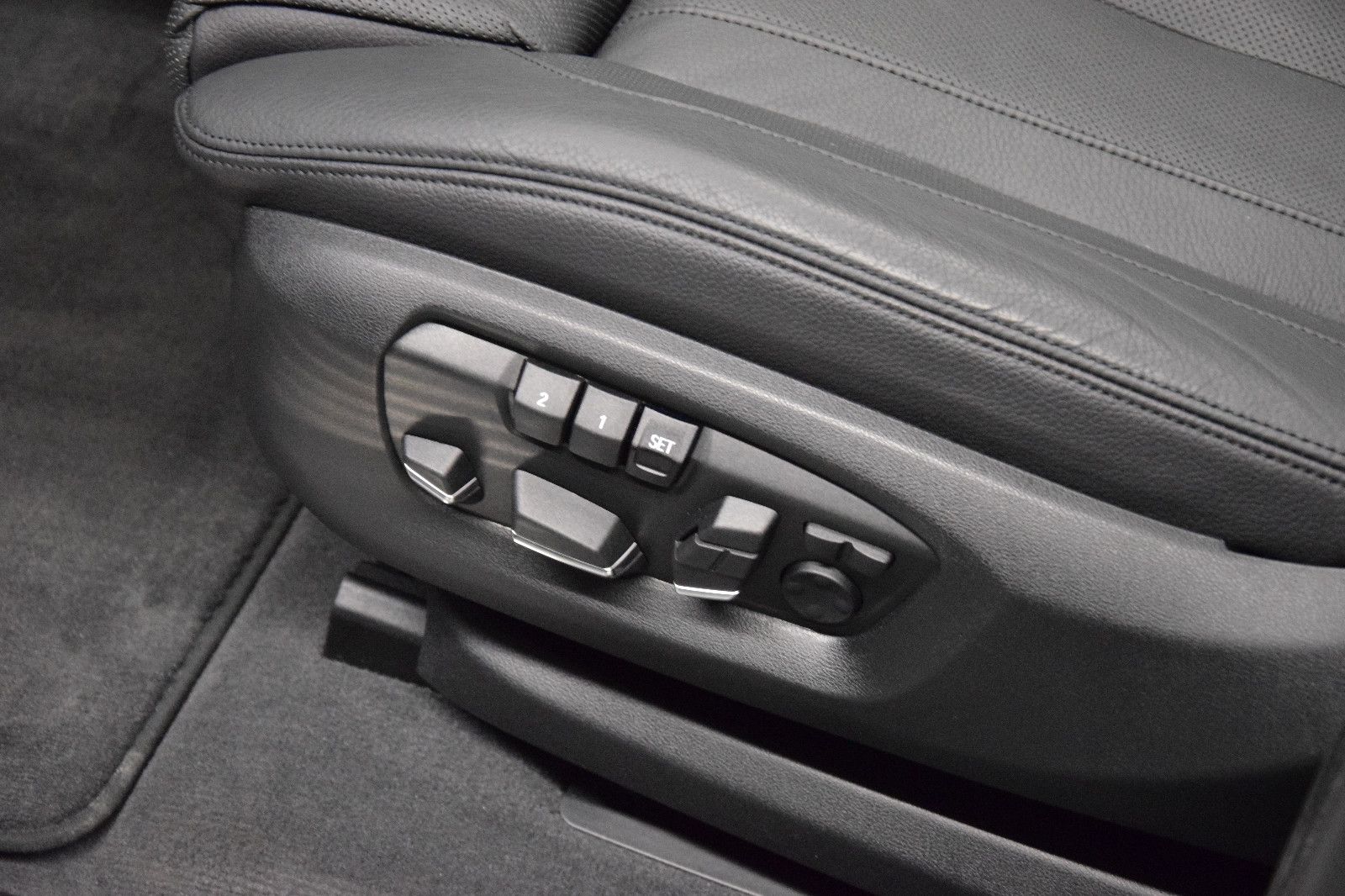 Fahrzeugabbildung BMW X6 M50 HUD TV 360 Pano Memory Sitzlüftung H&K