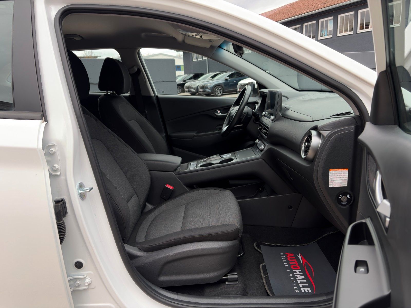 Fahrzeugabbildung Hyundai KONA E Select SHZ LHZ ACC PDC LFA LKA CAM CarPl.