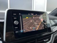 VW T-Roc 1.5 TSI DSG R-Line SHZ NAV AHK KAM 5JGAR bei Autohaus Landmann & Maier OHG