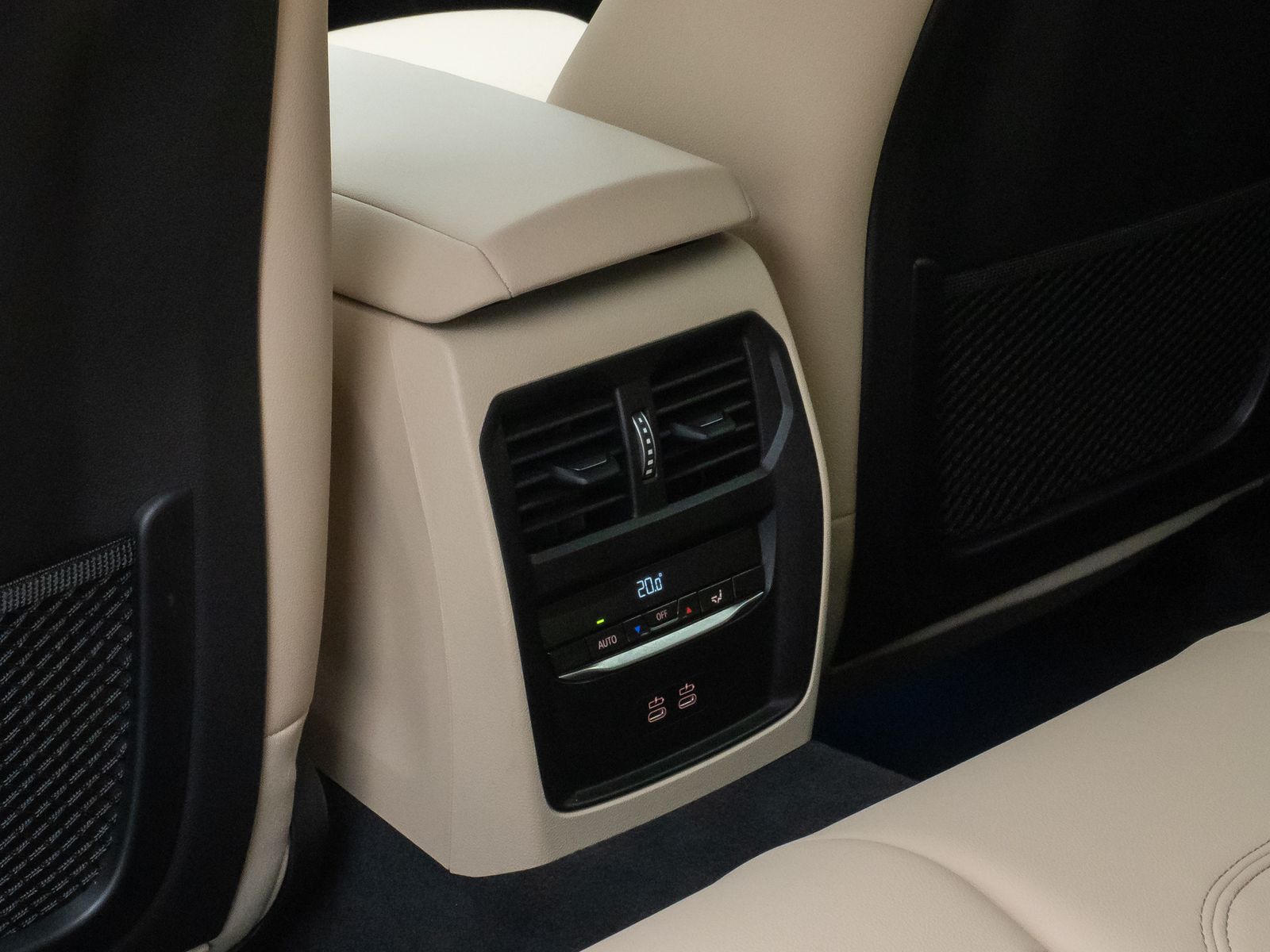 Fahrzeugabbildung BMW 320i Kamera HUD DAB H/K ACC Komfort Alarm Sport