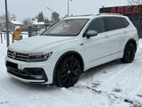 Volkswagen Tiguan Allspace R-LINE*PANO*7-SITZ*TV*LED*VIRT* - VW Tiguan Allspace Gebrauchtwagen in Berlin