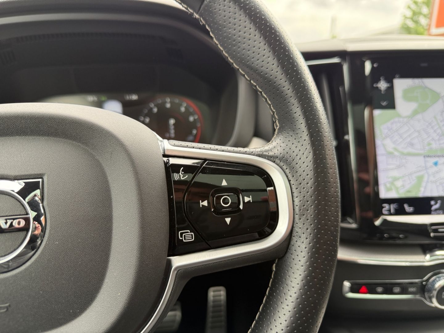 Volvo XC60 T5 AWD R Design LED HUD Pano HiFi digi CP foto 24