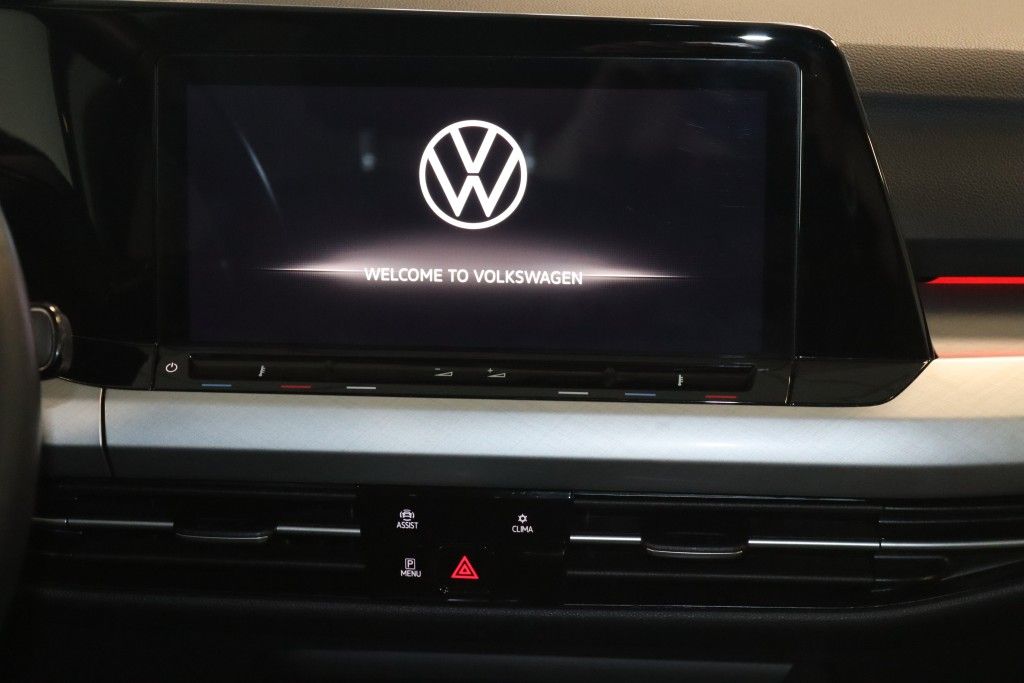 Fahrzeugabbildung Volkswagen Golf 1.5 TSI Life-Navi-IQ-Panorama-Kamera-ACC-